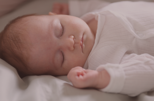 sommeil bébé, endormi dans son lit,