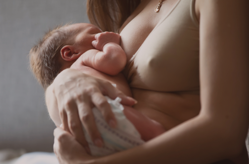 maman qui allaite son bébé