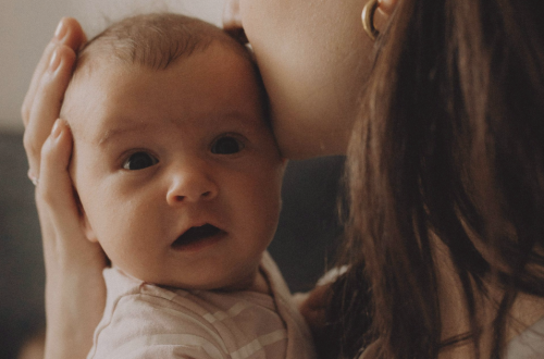 angoisse de séparation bébé dans les bras de sa maman