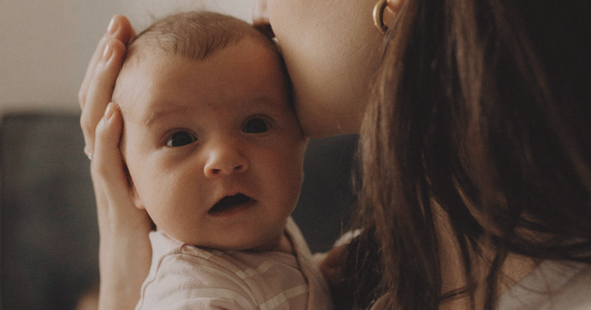 angoisse de séparation bébé dans les bras de sa maman