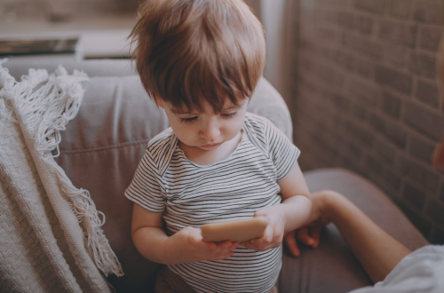 écrans et enfants : faut-il les interdire ?