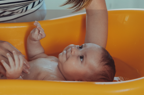 le bain de bébé conseils pour un bain tout en douceur et sans pleurs