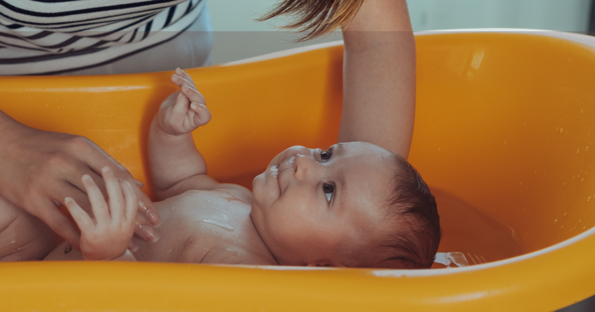 le bain de bébé conseils pour un bain tout en douceur et sans pleurs