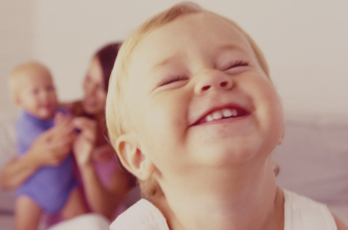 bébé rit quand on le gronde