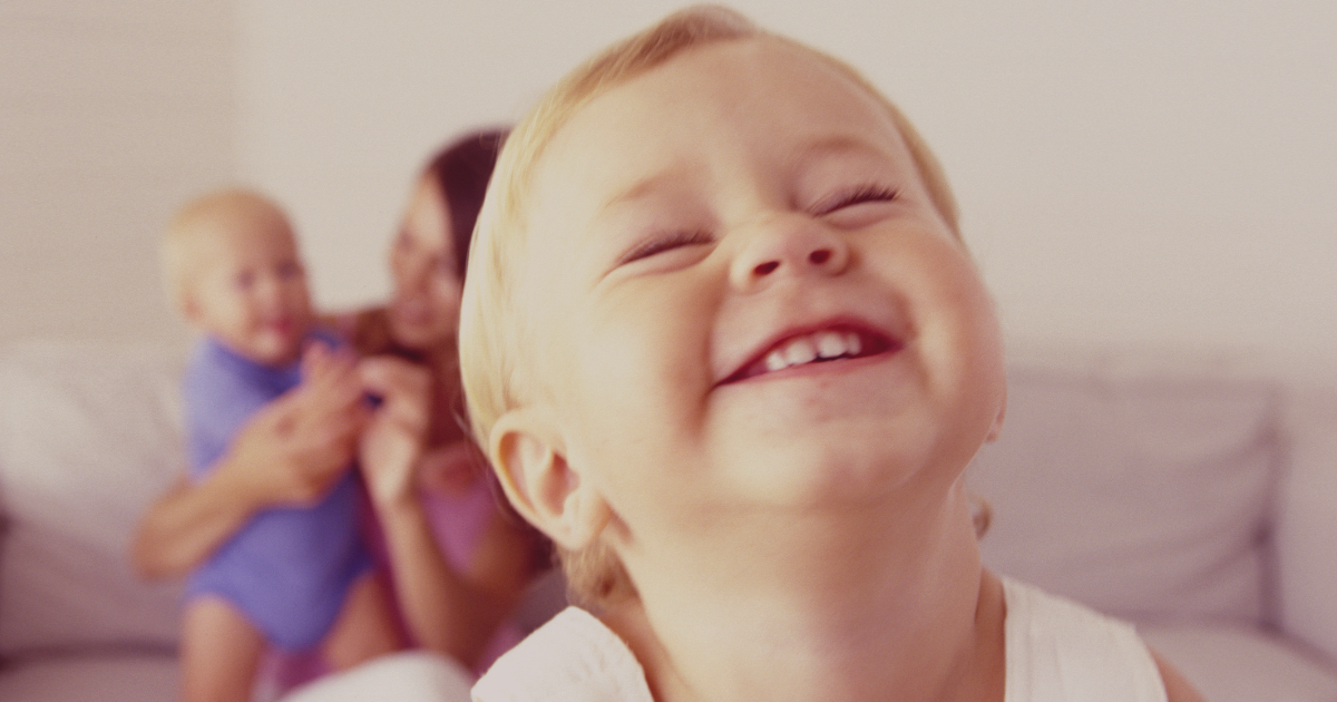 bébé rit quand on le gronde