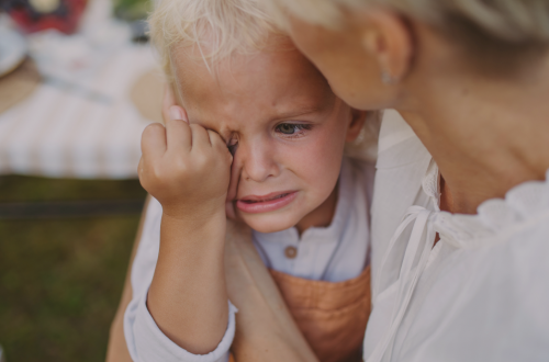 Enfant en larmes en pleine période d'affirmation de soi