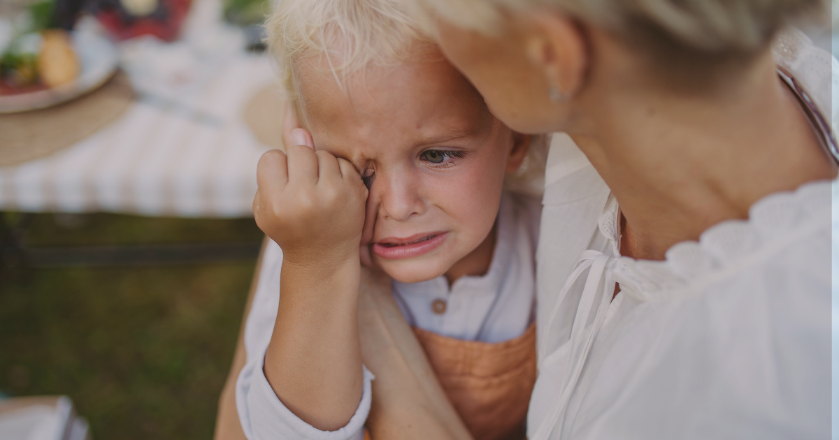 Enfant en larmes en pleine période d'affirmation de soi