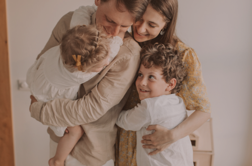 famille heureuse qui pratique l'intelligence émotionnelle au quotidien