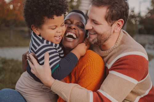parents font un câlin à leur bébé - bienfaits des câlins