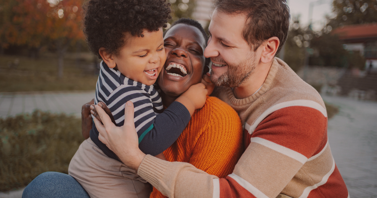 parents font un câlin à leur bébé - bienfaits des câlins