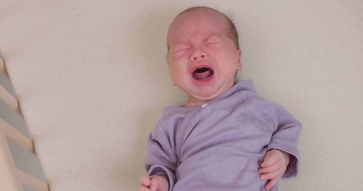 bébé laisser pleurer seul dans son lit pour s'endormir