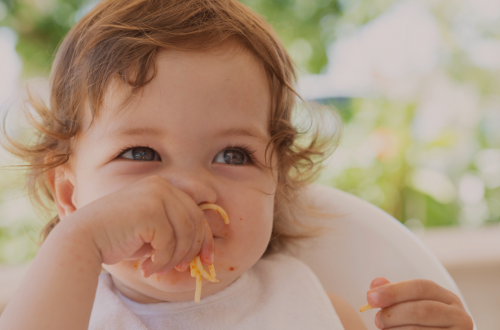 bébé veut faire tout seul