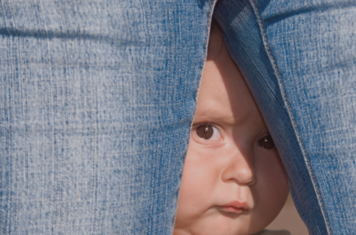 bébé a peur des autres pourquoi et comment accompagner
