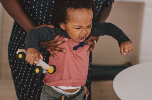 bébé tape, comment réagir ?
