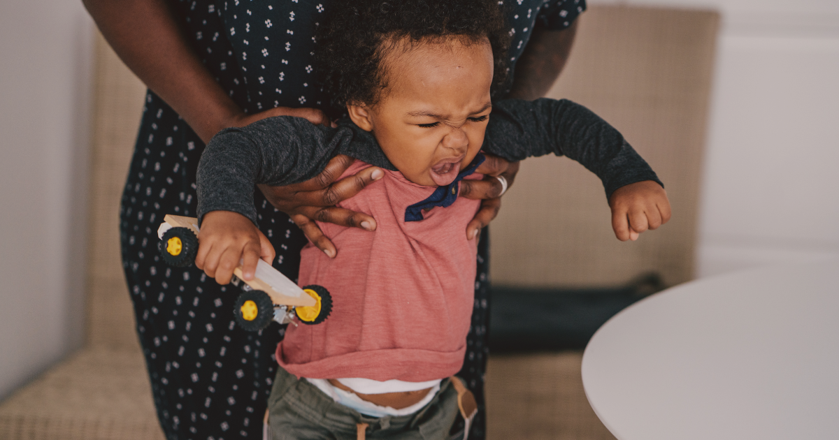 bébé tape, comment réagir ?
