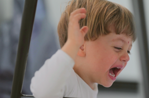 jeune enfant en crise de larmes et de colère