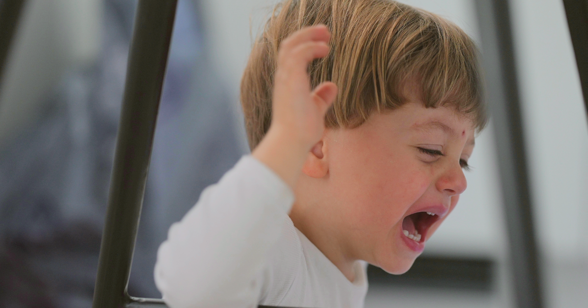 jeune enfant en crise de larmes et de colère