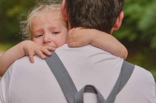 enfant réclame un câlin après s'être fait gronder que faire