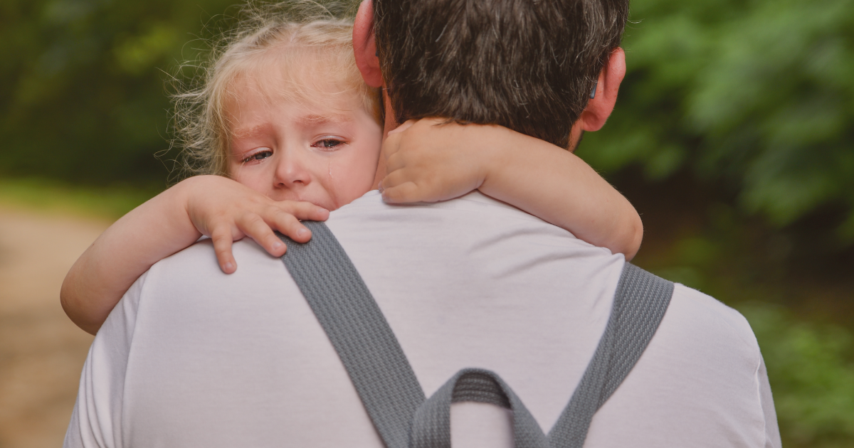 enfant réclame un câlin après s'être fait gronder que faire