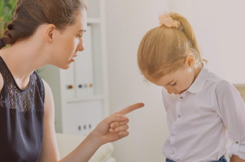 enfant gronder par sa maman - fixer des limites en parentalité positive