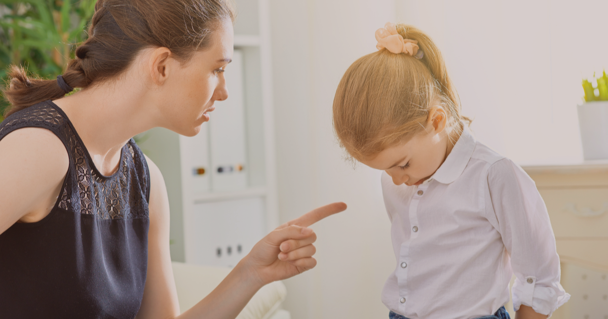 enfant gronder par sa maman - fixer des limites en parentalité positive