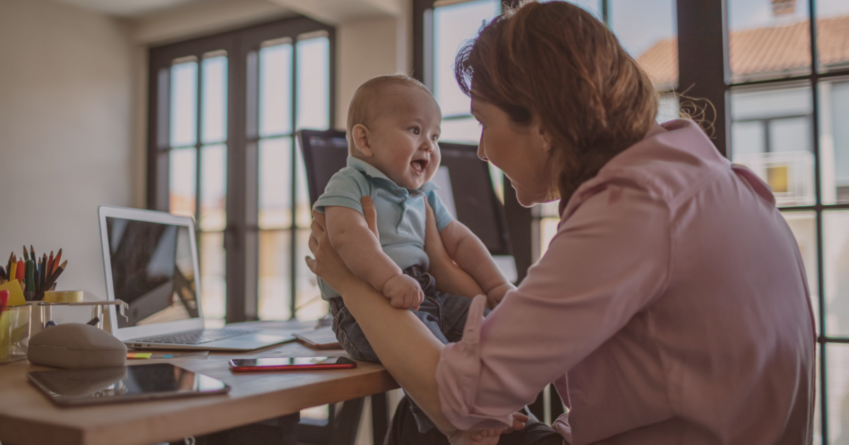 Parent en télétravail avec bébé