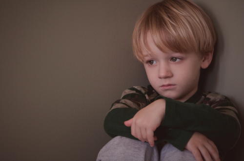 enfant puni au coin - parentalité positive, est-ce une bonne chose ?