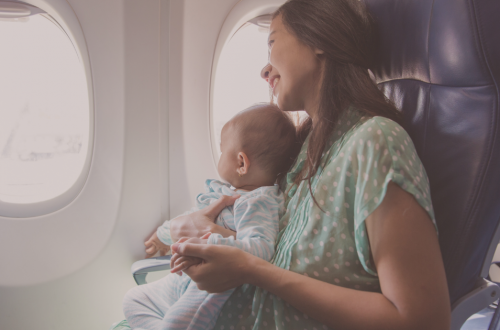 voyager avec bébé en train, en voiture, en avion ou en bateau, conseils concrets