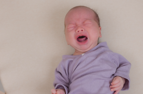 bébé se réveille en pleurant dans son lit