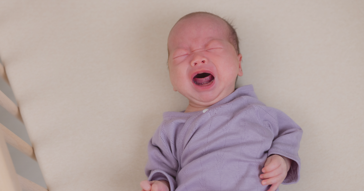 bébé se réveille en pleurant dans son lit