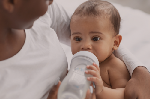 bébé boit son biberon