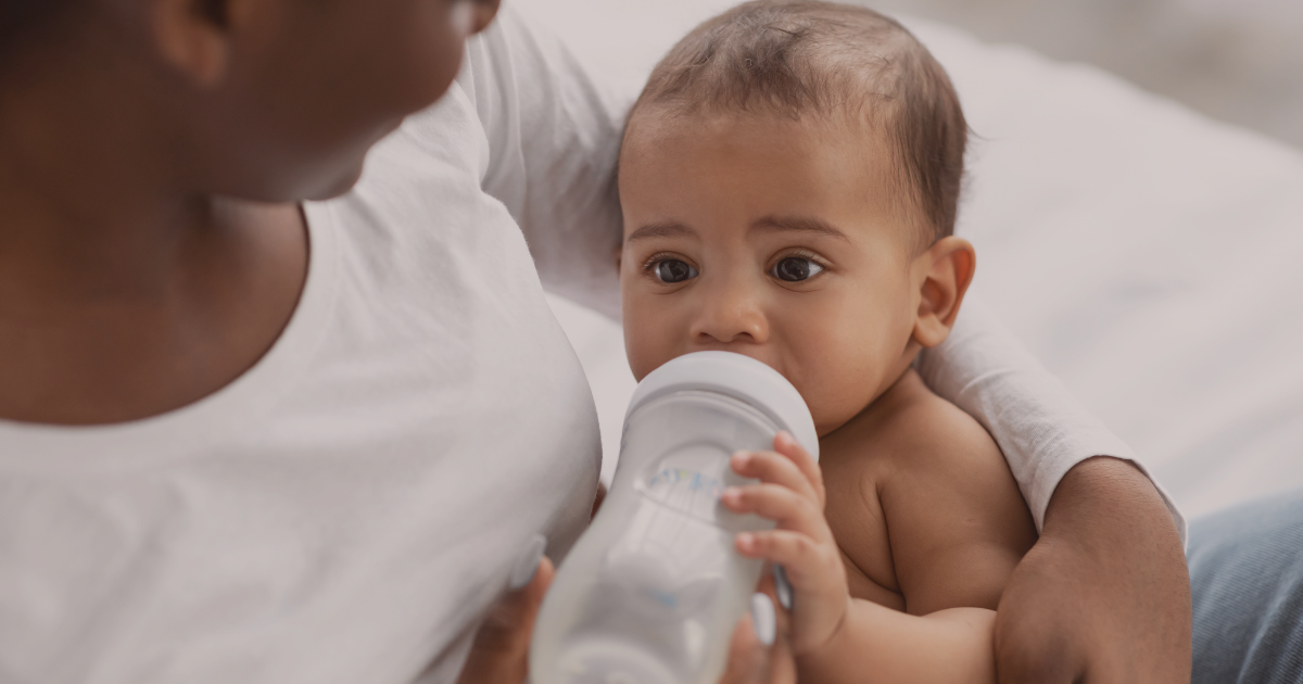 bébé boit son biberon