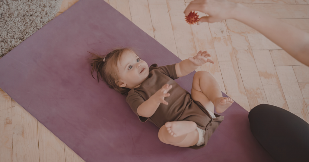 Motricité libre : les grandes étapes du développement moteur de bébé (0 à 18 mois)