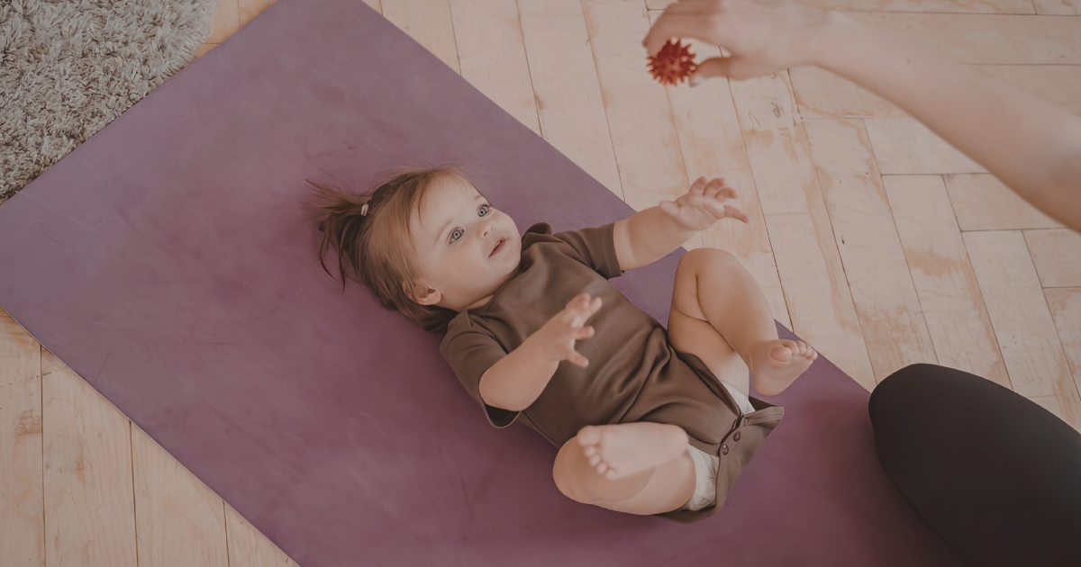 motricité libre bébé et étapes de développement moteur 0-18 mois