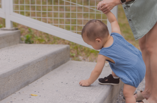 enfant qui a confiance en soi et monte les escaliers