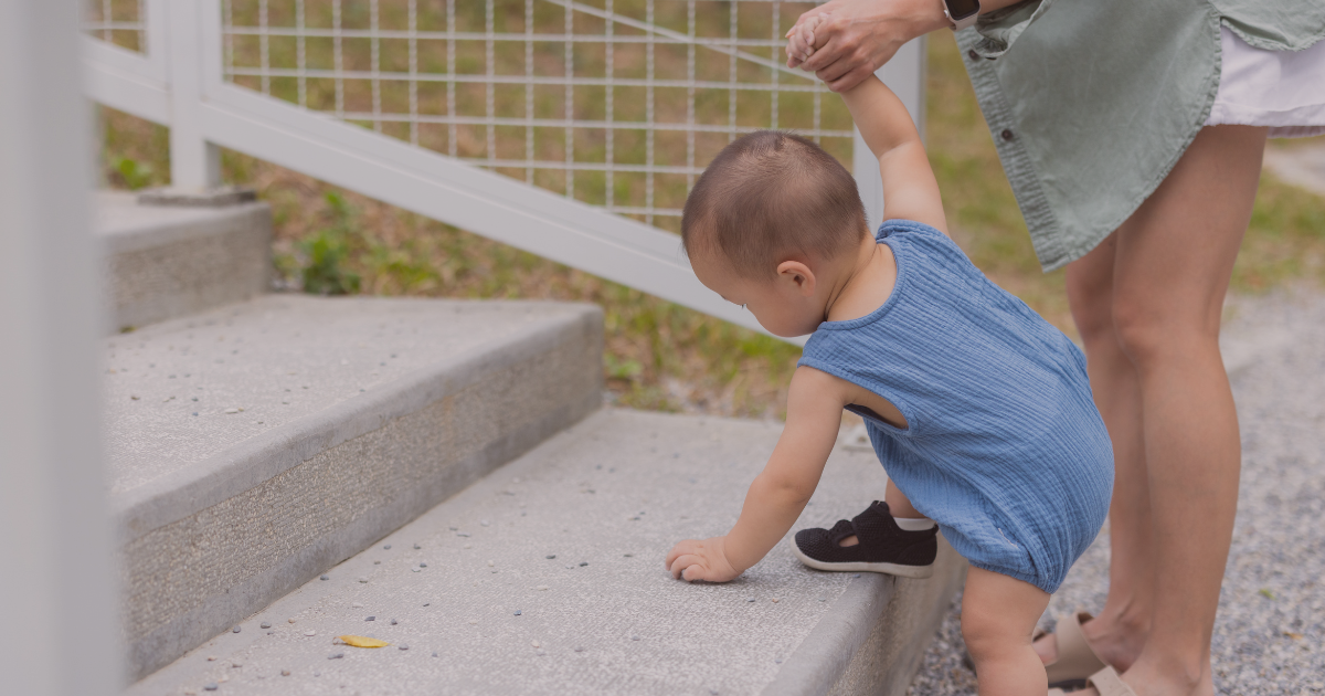 enfant qui a confiance en soi et monte les escaliers