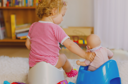 accompagner l'acquisition de la propreté de son enfant. Bébé sur son pot