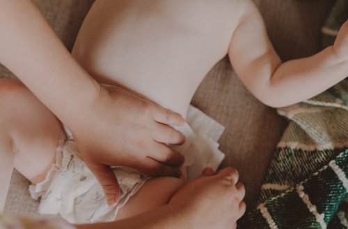 erytheme fessier bébé le parent remet la couche