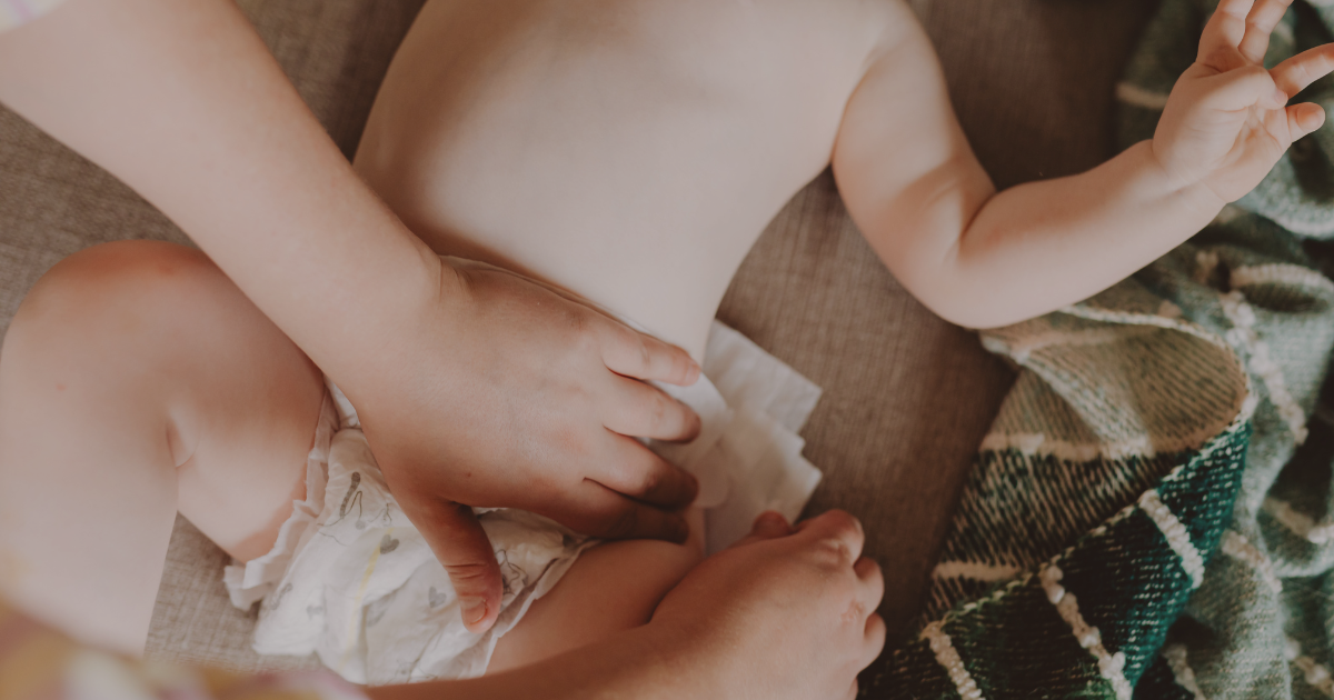 erytheme fessier bébé le parent remet la couche