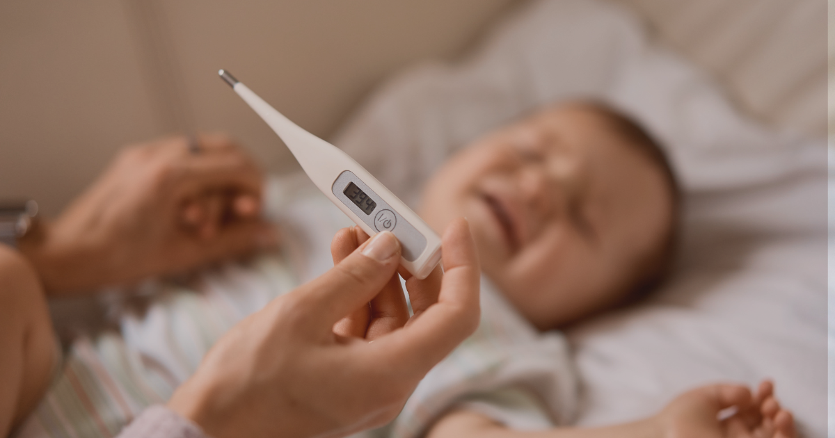 parent prend la température de son bébé - il a de la fièvre