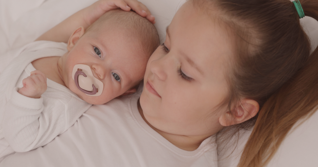 Préparer son enfant à l’arrivée d’un bébé : conseils pour accompagner l’aîné