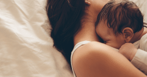 sommeil bébé bebe dort dans les bras conseils jeunes parents