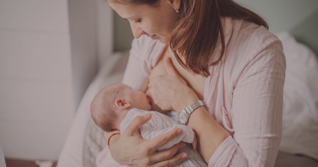 Sommeil : Bébé s’endort au sein, faut-il changer quelque chose ?