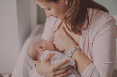 bébé s'endort au sein de sa maman