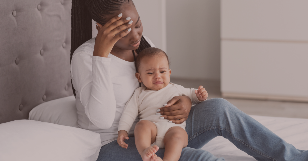 bébé fatigué lutte contre le sommeil réclame les bras
