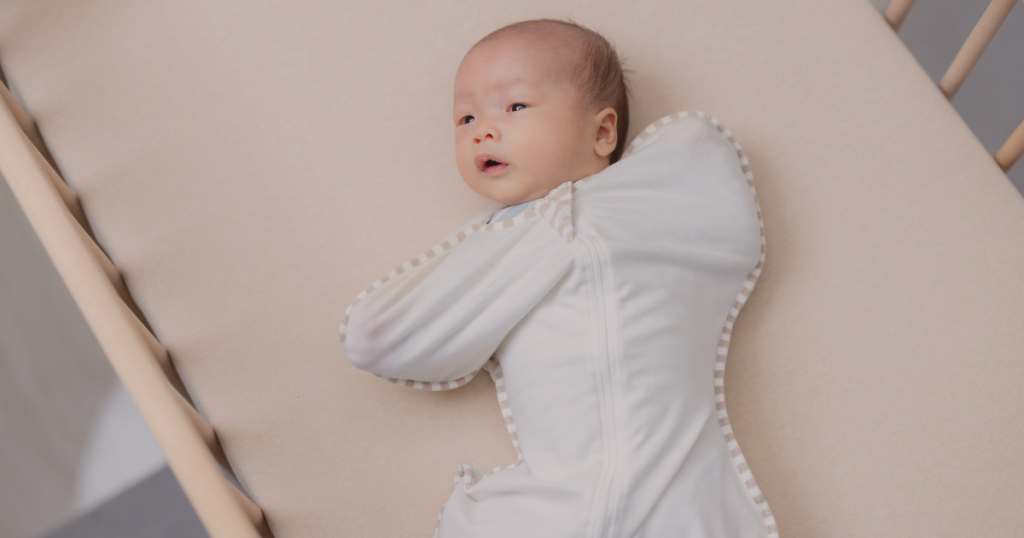 Bébé se réveille quand on le pose : pourquoi et que faire ?