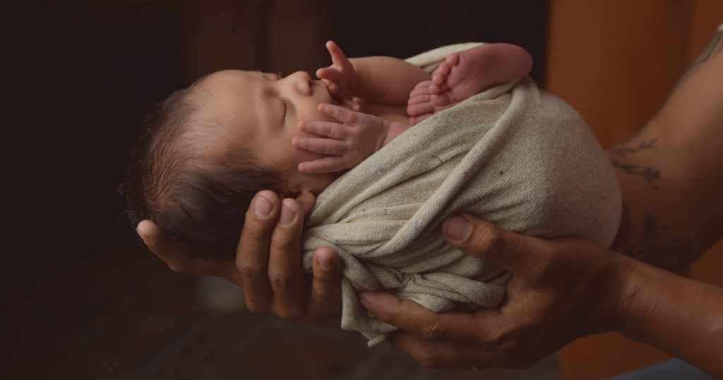 Emmailloter bébé : bienfaits et sécurité