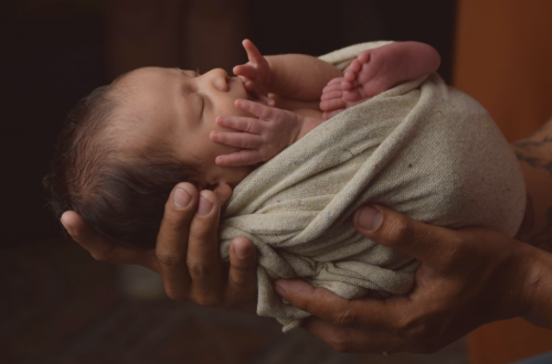 comment emmailloter bébé peut l'apaiser et comment faire
