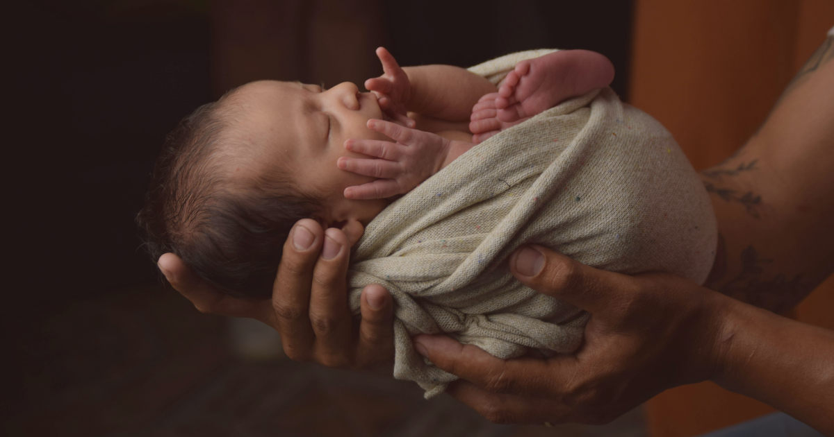 comment emmailloter bébé peut l'apaiser et comment faire