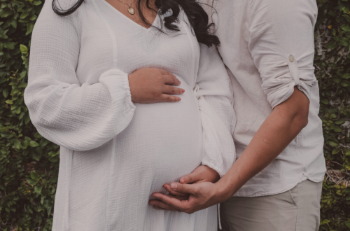 futurs parents avec femme enceinte